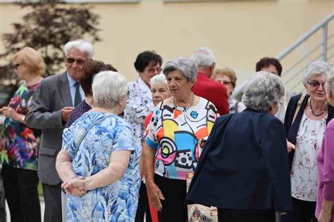 Foto Video Vratili Se U Kolske Klupe Nakon Godina