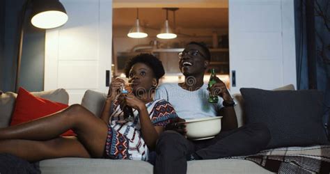 Feliz Pareja De J Venes Amigos Africanos Positivos Viendo Televisi N En