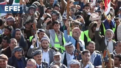 Miles de simpatizantes de los hutíes protestan contra los bombardeos de