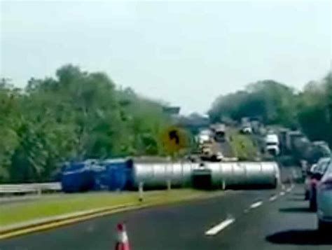 Atento Volcadura bloquea circulación en la México Tuxpan