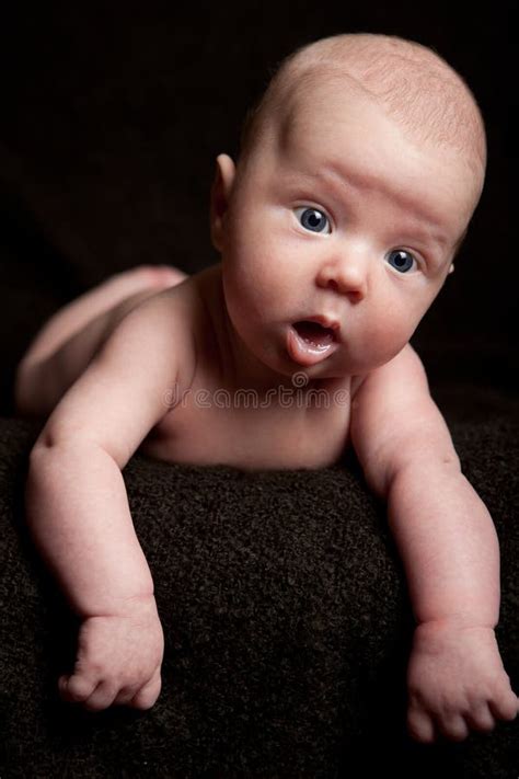 Naakte Babe Op Een Zwarte Achtergrond Stock Foto Image Of Achtergrond Kind