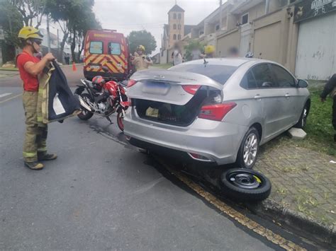 Carro Passa Por Cima De Motociclista Ap S Convers O Em Cruzamento De