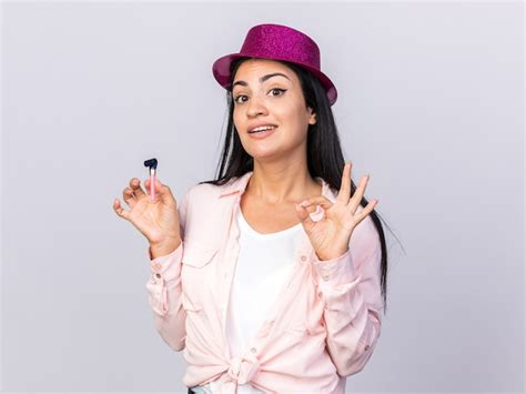 Feliz Hermosa Joven Vistiendo Gorro De Fiesta Sosteniendo Un Silbato De