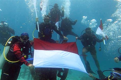 Polda Aceh Kibarkan Bendera Merah Putih Di Dasar Laut Sabang