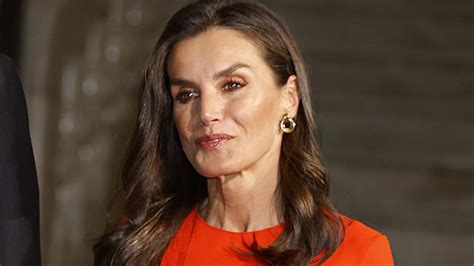 La Reina Letizia Deslumbra De Naranja Con Su Dos Piezas De Zara