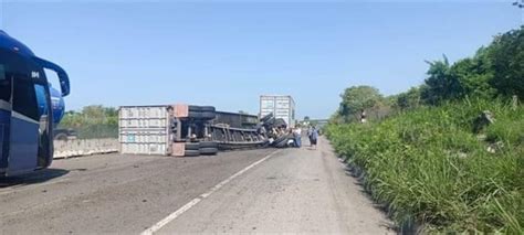 Vuelca tráiler de doble remolque en carretera rumbo a Rinconada