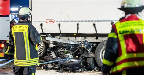 Auto Schleudert Unter Lkw Anh Nger Zweites Fahrzeug Rast In