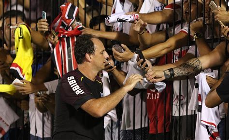 Nos Bra Os Da Torcida Tricolor Finaliza Prepara O Para Encarar O Abc