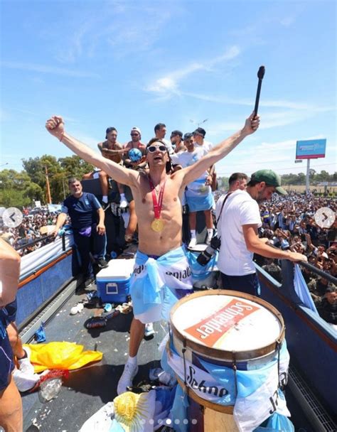 【写真】アルゼンチンgkマルティネス、上半身裸の恍惚ショット：中日スポーツ・東京中日スポーツ