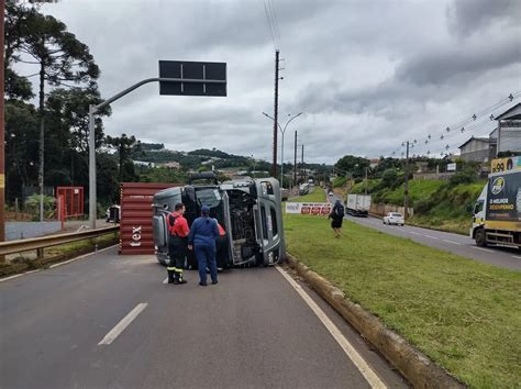 Carreta Tomba E Interdita Parcialmente Rodovia SC 135 Em Videira