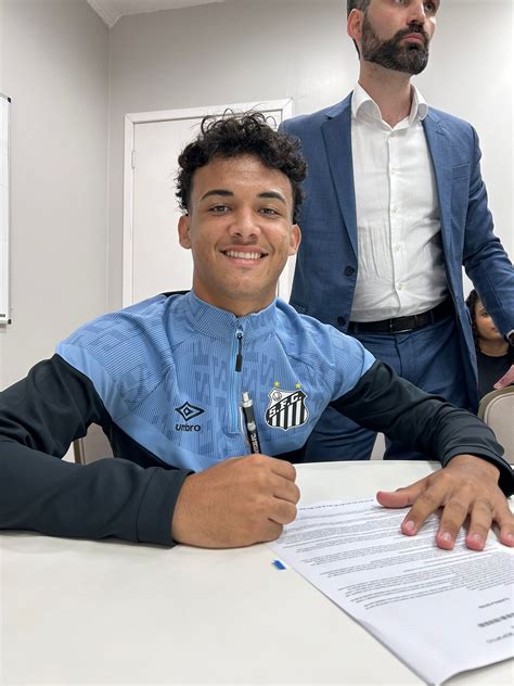 Destaque Do Santos Sub 17 Assina Primeiro Contrato Profissional