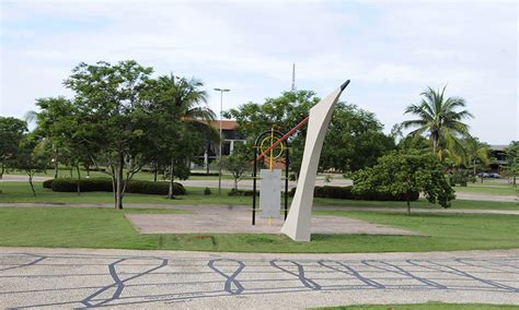 Após reforma fonte luminosa e relógio do sol na Praça dos Girassois