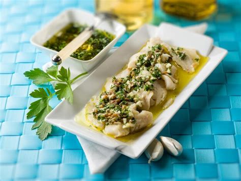 Filete De Bacalhau Marinado Salsa Anchova E Alho Foto Premium