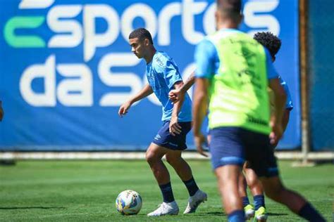 Promessas do Grêmio tentam repetir sucesso de outros jovens da base em