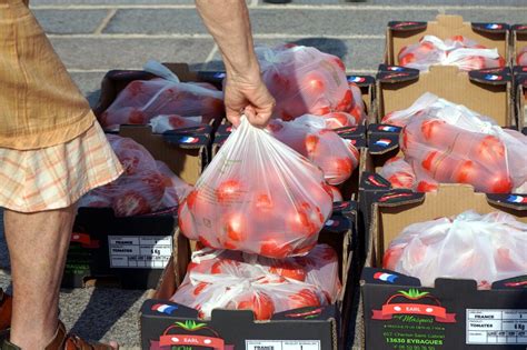 Paris Le Vendeur De Fruits Et Légumes Reste Privé De Marché