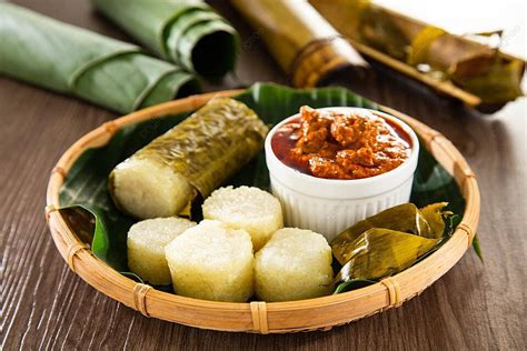 Hidangan Nasi Melayu Tradisional Lemang Dengan Rendang Daging Foto