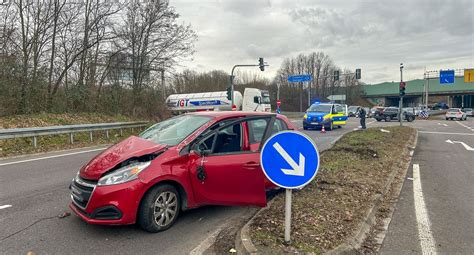 Auto überschlägt sich mehrfach bei Unfall nahe der A5 bei Ettlingen