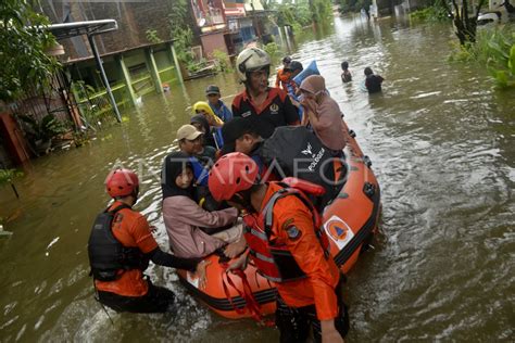 Evakuasi Warga Terdampak Banjir Di Makassar Antara Foto