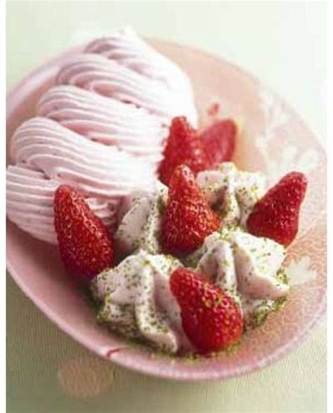 Meringues Fraises Chantilly Pour Personnes Recettes Elle Table