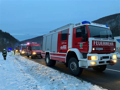 Beginnender Lkw Reifen Brand Freiwillige Feuerwehr Alland