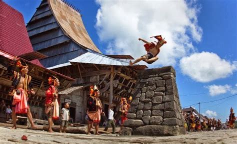 Wow!! Tradisi Lompat Batu Nias - TRAVEL