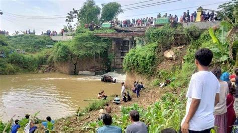 Hindari Pemotor Truk Molen Terjun Bebas Ke Sungai Di Tuban Korban