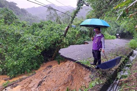 【不斷更新】尼莎豪雨釀災！基隆七堵道路坍方 內湖黃泥瀑布狂刷小白車 上報 Line Today