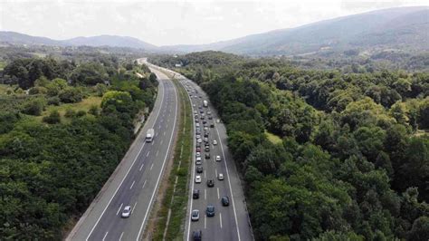 Anadolu Otoyolunda tatilci yoğunluğu trafiği durma noktasına getirdi