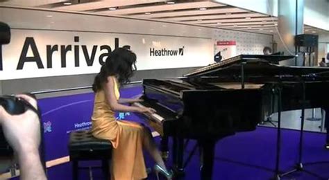 Myleene Klass Plays Piano For Olympics Visitors At Heathrow Airport Mirror Online