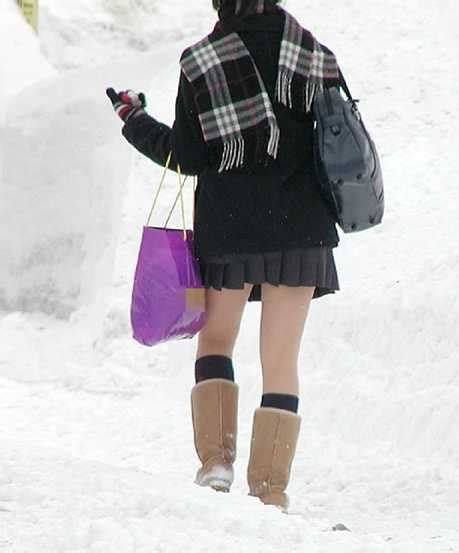 日本女高中生是最抗冻的人群，冬天光腿穿短裙短裙下雪高中生新浪新闻