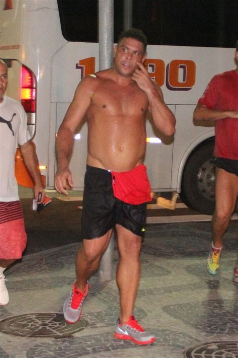 EGO Sem camisa Ronaldo Fenômeno corre na praia seguranças