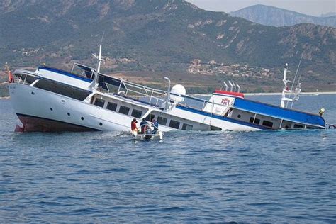 Pingl Sur Shipwrecks Ship Breakings Ships Collision