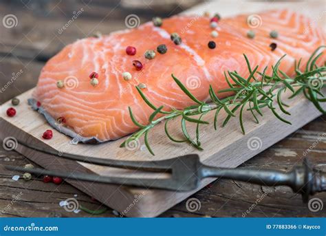 Filetto Di Pesce Di Color Salmone Crudo Con Le Erbe Fresche Fotografia