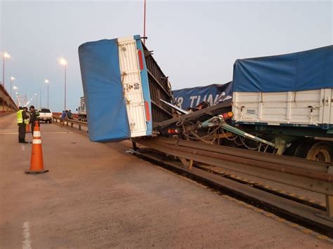 Impactante Choque Entre Tres Camiones En El Puente De Z Rate