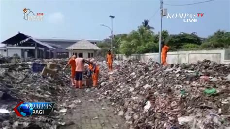 Sampah Menumpuk Di Tengah Permukiman Pulau Tidung