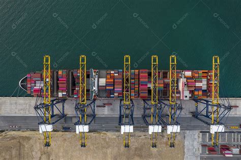 Vista aérea de cima do guindaste que empresta o contêiner de cargas