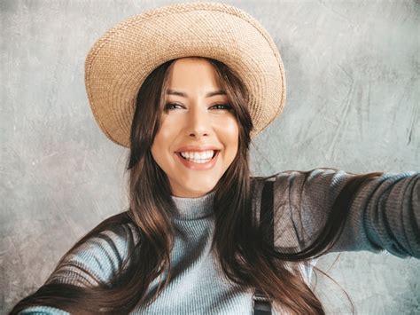 Retrato De Mujer Joven Alegre Tomando Foto Selfie Y Vistiendo Ropa