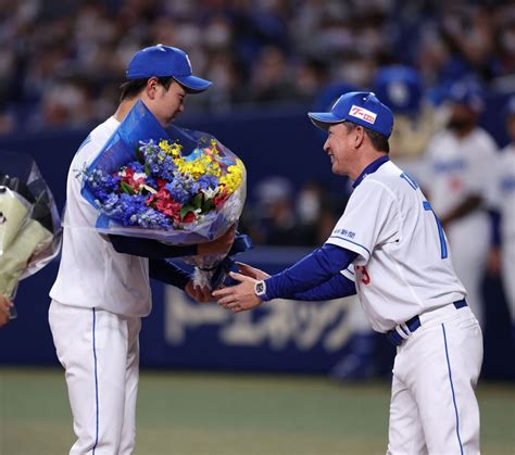 【中日】侍ジャパン・高橋宏斗へ立浪監督から花束 Op戦前に凱旋セレモニー：中日スポーツ・東京中日スポーツ