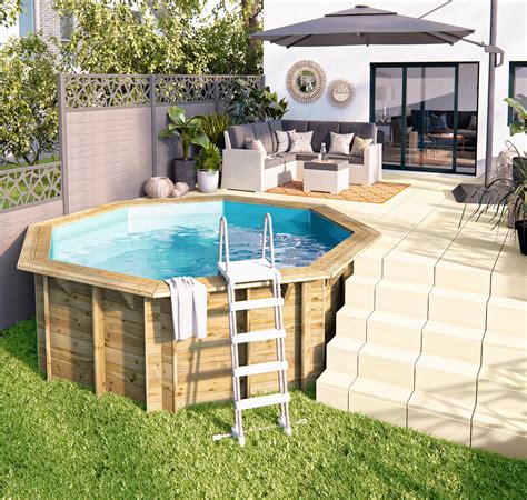 Une piscine hors sol en bois à niveau avec la terrasse Leroy Merlin