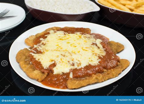 Carne De Parmigiana Con Patatas Fritas Y Arroz De Fondo Negro Foto De