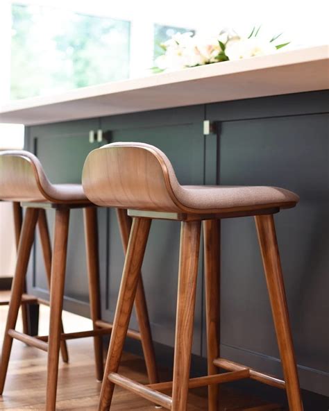 Modern Stools For A Clean Kitchen Island