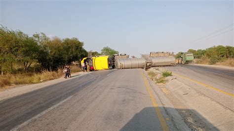 Un tráiler tipo pipa se volcó en la carretera federal Valles Tampico