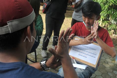 Belajar Bahasa Isyarat Bersama Relawan Antara Foto