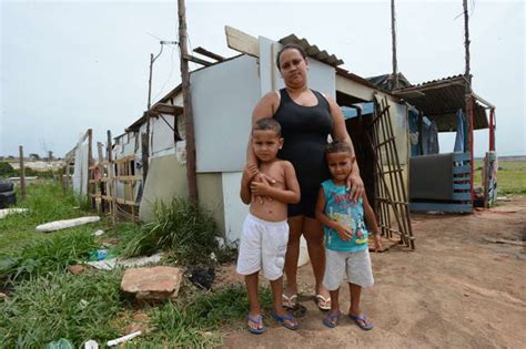 Fam Lias Enfrentam Condi Es Prec Rias De Moradia Na Cidade