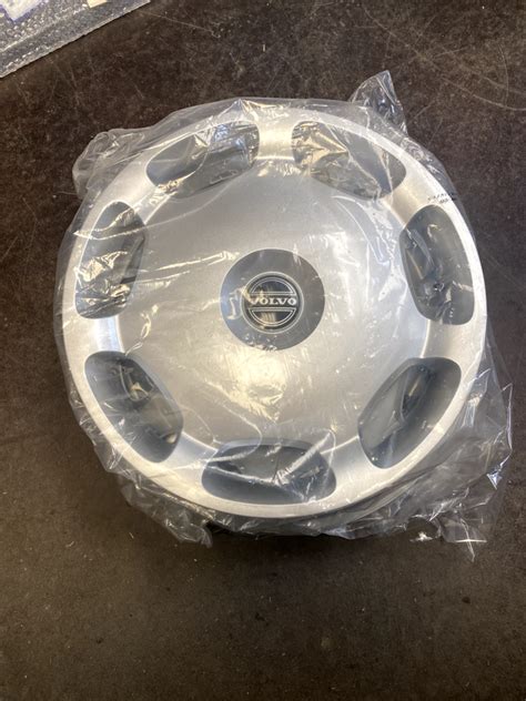 Genuine Volvo 15 Wheel Hub Cap NIB NOS 850 940 960 S60 S80 V70 XC70