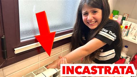 Vanessa Incastra La Mano Nel Termosifone E Non Riesce Piu A Tirarla