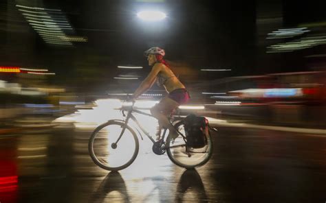 Ciclistas protestam nus em São Paulo para conscientizar população sobre