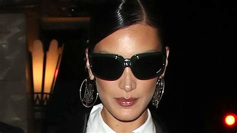 Bella Hadid adopte à son tour la cravate détail qui va renverser votre