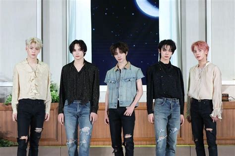 TXT Becomes 1st Foreign Act To Top Oricon's Weekly Album Chart With 7 ...
