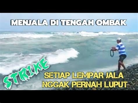 Bapak Ini Berjibaku Dengan Ombak Untuk Mendapatkan Ikan YouTube